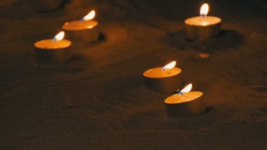 Büyük beyaz karanlıkta mum yakma. Gece bir mum alevi görünümü kapatın