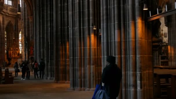 Нюрнберг, Німеччина - 1 грудня 2018: Готичний арки собор Святого Лоренц. Старі європейські собору, який відвідав з туристами — стокове відео