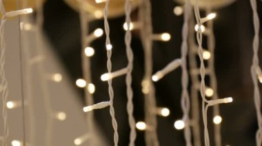 Alışveriş Merkezi yakın çekim içinde altın ışıklı Noel çelenk. Noel ışıkları alışveriş merkezinde bulanık. Bokeh.