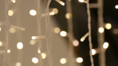 Alışveriş Merkezi yakın çekim içinde altın ışıklı Noel çelenk. Noel ışıkları alışveriş merkezinde bulanık. Bokeh.