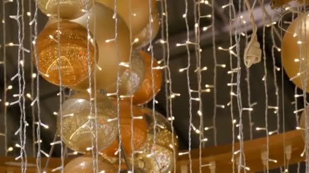 Altın Gümüş Noel Topları Bir Alışveriş Merkezindeki Noel Süslemeleri Olarak — Stok video