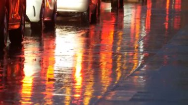 Nürnberg, Almanya - 3 Aralık 2018: Arabalar trafikte, farlardan asfalt, yağmur altında görüntüleyin. Yağmur su birikintileri geceleri vurur. Arabalar ışıkların yansıması