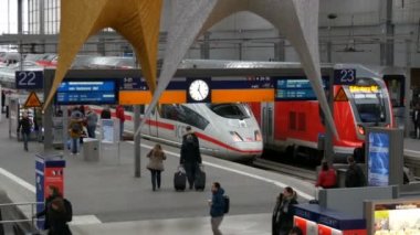 Münih, Almanya - 2 Aralık 2018: Tren İstasyonu Noel öncesi. İnsanlar kalabalık nerede Noel İstasyonu için dekore edilmiş. Büyük altın ve gümüş Noel tavan üstten görünüm üzerinde yıldız