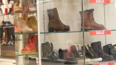 Cam vitrin Ayakkabı Mağazası hangi yazıt Satılık. Şık Sonbahar-Kış Ayakkabı pahalı Mağazası tezgahın üstünde. Çeşitli moda ayakkabı indirim