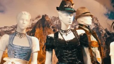 Güzel çeşitli kadın Ulusal Bavyera kostümleri dirndl vitrin üzerinde