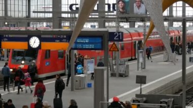 Münih, Almanya - 2 Aralık 2018: İnsan kalabalığı olsun dışarı ana tren istasyonunun modern kırmızı Tren