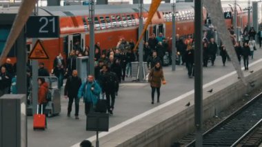 Münih, Almanya - 2 Aralık 2018: İnsan kalabalığı olsun dışarı ana tren istasyonunun modern kırmızı Tren