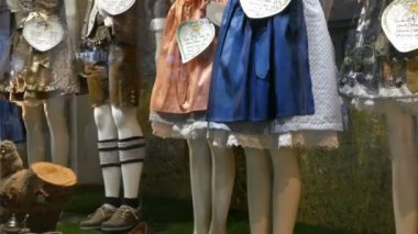 Güzel çeşitli kadın Ulusal Bavyera kostümleri dirndl vitrin üzerinde