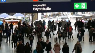 Münih, Almanya - 2 Aralık 2018: tren istasyonunda gider en iyi görünümü turist yolcuların valiz, sırt çantaları ve çantaları ile