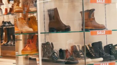 Cam vitrin Ayakkabı Mağazası hangi yazıt Satılık. Şık Sonbahar-Kış Ayakkabı pahalı Mağazası tezgahın üstünde. Çeşitli moda ayakkabı indirim