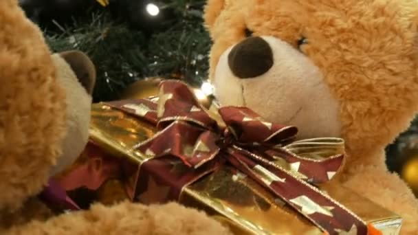 Divertidos osos de peluche de juguete que se mueven al pasar una caja con un regalo de Navidad. Decoración de Navidad en el centro comercial — Vídeos de Stock