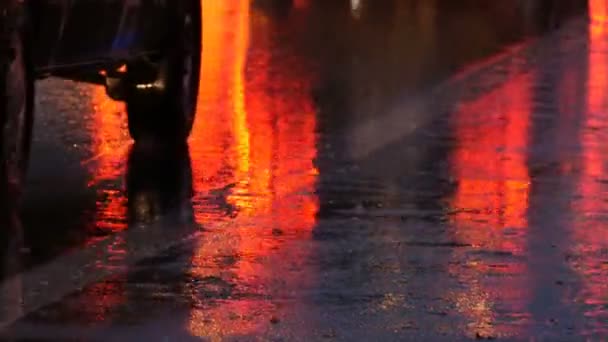 トラフィック アスファルトの上雨のヘッドライトの車は 下表示します 雨の夜 水たまりに当たります 車のライトの反射 — ストック動画