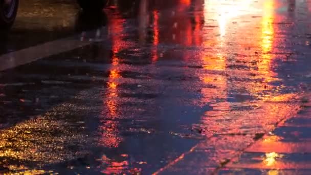 Автомобілі в дорозі, фари в дощ на асфальті, вид знизу. Вночі дощ вдаряє калюжами. Відбиття автомобілів вогнів — стокове відео