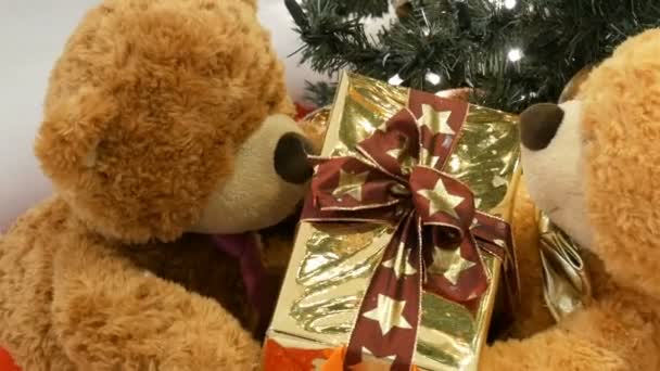 Divertidos osos de peluche de juguete que se mueven al pasar una caja con un regalo de Navidad. Decoración de Navidad en el centro comercial — Vídeos de Stock