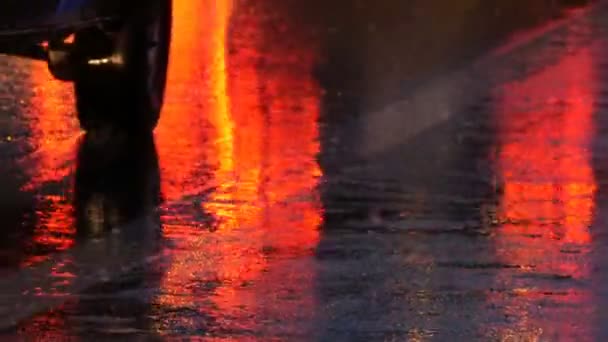 トラフィック、アスファルトの上雨のヘッドライトの車は、下表示します。雨の夜、水たまりに当たります。車のライトの反射 — ストック動画