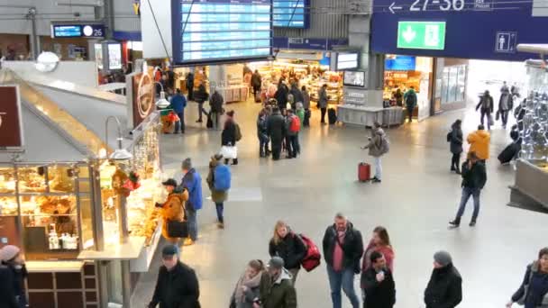 München, Tyskland - 2 December 2018: Ovanifrån av passerande turister och resenärer med resväskor tidigare bås med snabbmat — Stockvideo