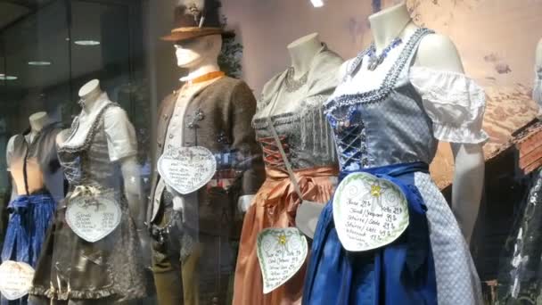 Mooie verschillende womens Beierse klederdracht dirndl op etalage — Stockvideo
