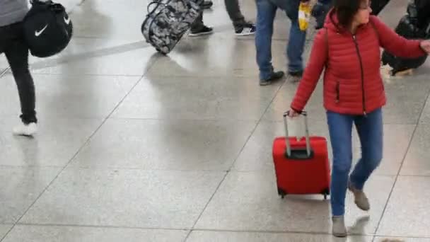 München - 2. Dezember 2018: Blick von oben auf Reisende mit Koffern, Rucksäcken und Taschen, die auf dem Bahnhof unterwegs sind — Stockvideo