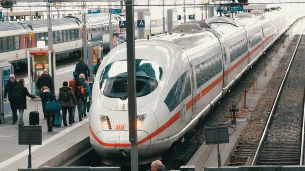 Μόναχο, Γερμανία - 2 Δεκεμβρίου 2018: Τρένο υψηλής ταχύτητας και μοντέρνα στέκεται στο δρόμο. Επιβάτες που διέρχονται κατά μήκος πλατφόρμα στο σιδηροδρομικό σταθμό — Αρχείο Βίντεο