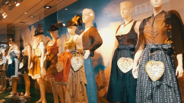 Güzel çeşitli kadın Ulusal Bavyera kostümleri dirndl vitrin üzerinde — Stok video