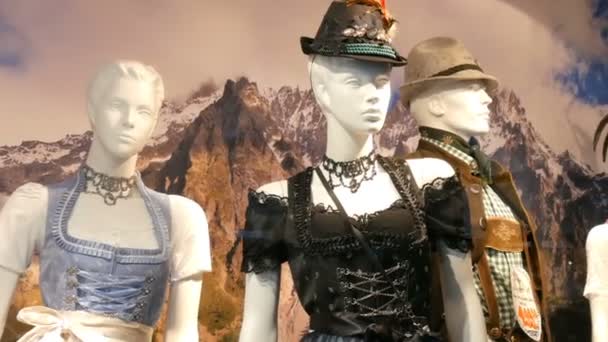 Indah berbagai wanita nasional Bavarian kostum dirndl pada jendela toko — Stok Video