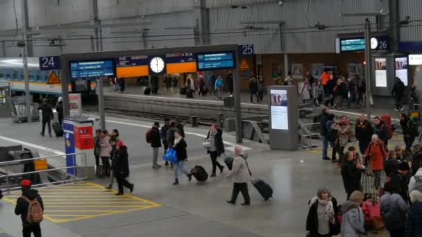 Múnich, Alemania - 2 de diciembre de 2018: Vista superior de los turistas y pasajeros con maletas pasadas con comida rápida — Vídeos de Stock