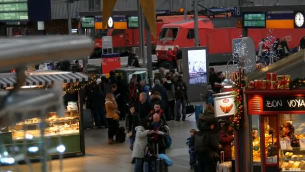 Мюнхен, Германия - 2 декабря 2018 года: Вид сверху на проходящих туристов и пассажиров с чемоданами мимо ларьков с фаст-фудом — стоковое видео