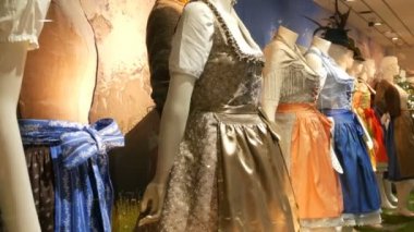 Güzel çeşitli kadın üzerinde dirndl ve mens şortlarla Ulusal Bavyera kostümleri pencere alışveriş