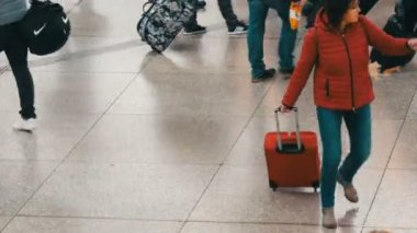 Münih, Almanya - 2 Aralık 2018: tren istasyonunda gider en iyi görünümü turist yolcuların valiz, sırt çantaları ve çantaları ile