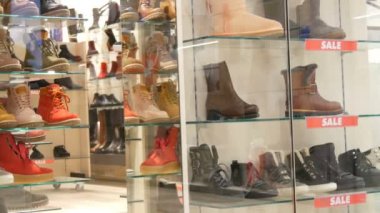Cam vitrin Ayakkabı Mağazası hangi yazıt Satılık. Şık Sonbahar-Kış Ayakkabı pahalı Mağazası tezgahın üstünde. Çeşitli moda ayakkabı indirim