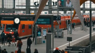 Münih, Almanya - 2 Aralık 2018: İnsan kalabalığı olsun dışarı ana tren istasyonunun modern kırmızı Tren