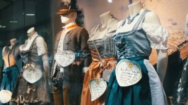 Güzel çeşitli kadın Ulusal Bavyera kostümleri dirndl vitrin üzerinde