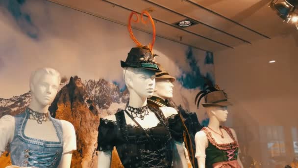 Schöne verschiedene Frauen Trachten Dirndl auf Schaufenster — Stockvideo