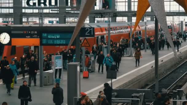 Múnich, Alemania - 2 de diciembre de 2018: Mucha gente sale del moderno tren rojo en la estación principal de tren — Vídeos de Stock