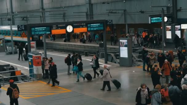 Múnich, Alemania - 2 de diciembre de 2018: Vista superior de los turistas sobre los pasajeros con maletas, mochilas y bolsas que van en la estación de tren — Vídeos de Stock