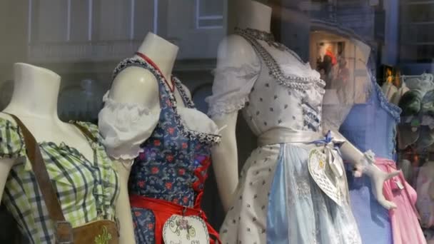 Hermosa varias mujeres trajes nacionales bávaros dirndl en escaparate — Vídeos de Stock