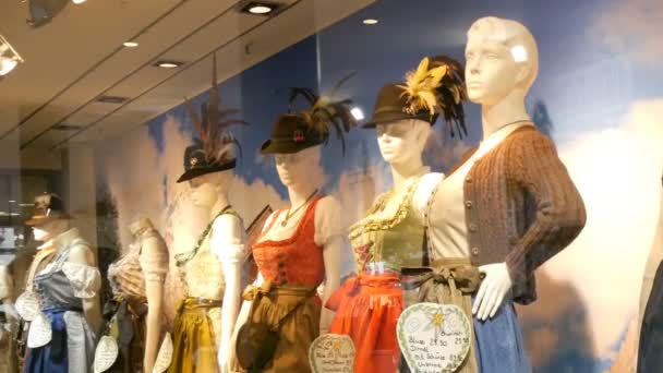 Красивые различные женщины национальные баварские костюмы dirndl на витрине магазина — стоковое видео