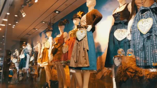 Hermosa varias mujeres trajes nacionales bávaros dirndl en escaparate — Vídeos de Stock