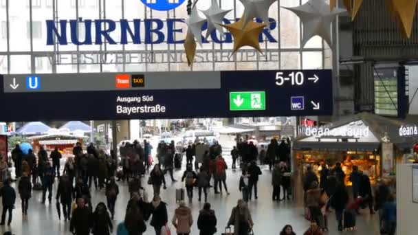 München, Tyskland - 2 December 2018: Ovanifrån av passerande turister och resenärer med resväskor tidigare bås med snabbmat — Stockvideo