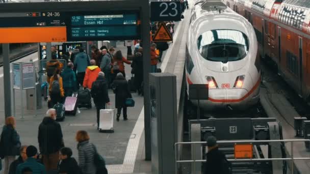 München, Tyskland - 2 December 2018: Höghastighetståg och moderna tåg står på spår. Passagerarna passera längs plattformen vid järnvägsstationen — Stockvideo