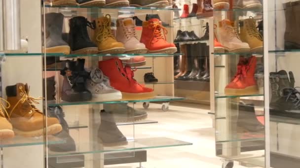 ミュンヘン ドイツ 2018 ガラスのショーケースの靴屋に碑文の販売 高価な店先のカウンターにスタイリッシュな秋冬靴 割引価格で様々 なファッション ブーツ — ストック動画