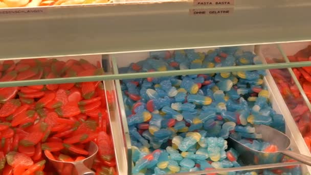 在一家食品市场商店的柜台上摆出五颜六色的果冻糖果 德国糖果的名字糖果称重就在铁锹附近 — 图库视频影像