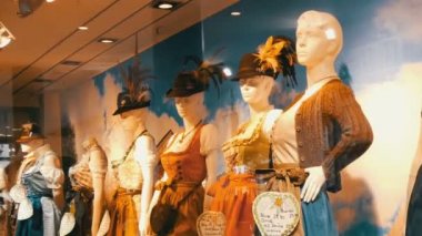 Güzel çeşitli kadın Ulusal Bavyera kostümleri dirndl vitrin üzerinde