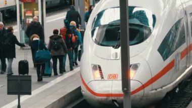 Münih, Almanya - 2 Aralık 2018: Yüksek hızlı ve modern Tren yolda duruyor. Tren istasyonunun platformu yolcu geçiş