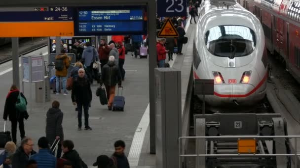 Monachium, Niemcy - zm. 2 grudnia 2018: Szybki i nowoczesny pociąg stoi na torze. Pasażerowie przechodzą wzdłuż platformy na stacji kolejowej — Wideo stockowe