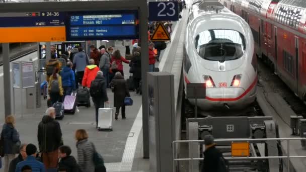 Munich, Jerman - 2 Desember 2018: Kereta berkecepatan tinggi dan modern berdiri di jalur. Penumpang melewati platform di stasiun kereta api — Stok Video