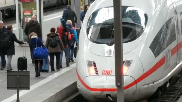 Munich, Allemagne - 2 décembre 2018 : Le train moderne et à grande vitesse est sur la bonne voie. Passagers passent le long de quai à la gare — Video