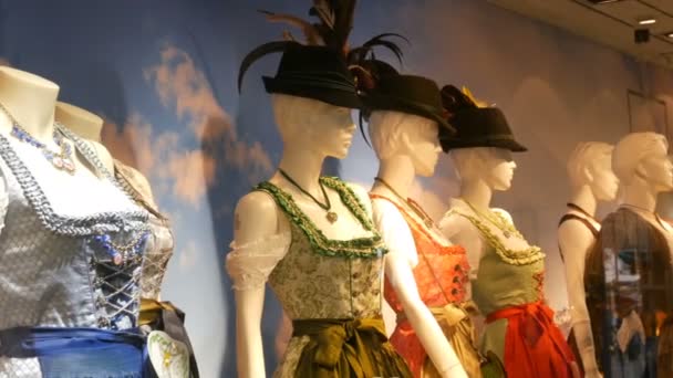 Vackra olika womens nationella bayerska kostymer dirndl och mens lederhosen på handla fönster — Stockvideo