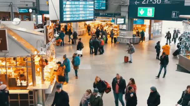 München, Tyskland - 2 December 2018: Ovanifrån av passerande turister och resenärer med resväskor tidigare bås med snabbmat — Stockvideo