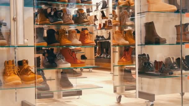 Munich, Allemagne - 2 décembre 2018 : Magasin de chaussures vitrine en verre sur lequel l'inscription vente. Élégantes chaussures automne-hiver sur le comptoir de la devanture coûteuse. Diverses bottes de mode à prix réduit — Video